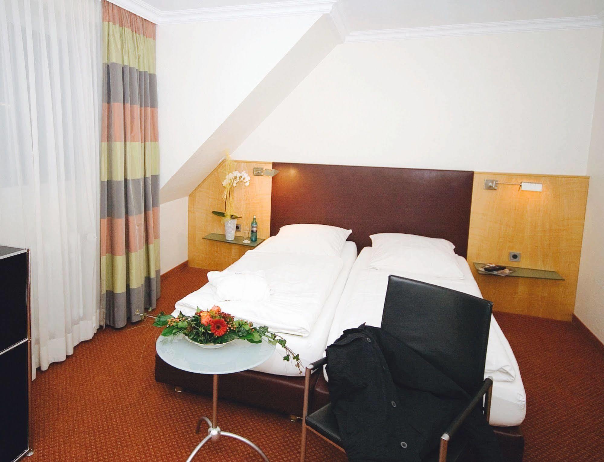 Hotel Menge "An Der Schlacht" Arnsberg Eksteriør bilde